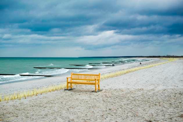 Der leere Ostseestrand in Ahrenshoop au dem Darss in Mecklenburg-Vorpommern. 2022. Rostock Warnemünde