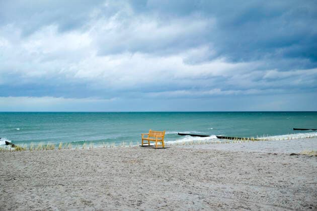 Der leere Ostseestrand in Ahrenshoop au dem Darss in Mecklenburg-Vorpommern. 2022. Rostock Warnemünde
