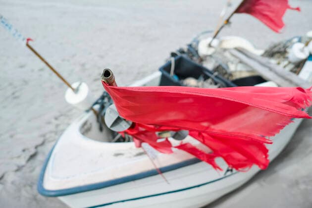 Kleine Boote von Küstenfischen liegen am Strand im Ostseebad von Ahrenshoop. Ahrenshoop