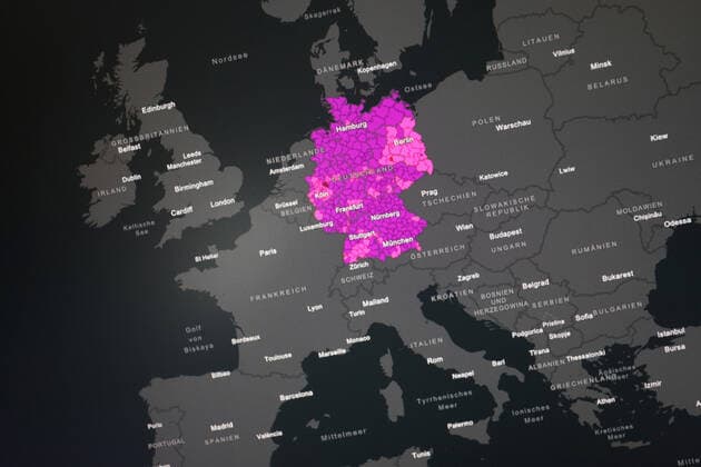 Dashboard des RKI, die 7-Tage-Inzidenz liegt nun bei 1181,2 7-Tage-Inzidenz, Dashboard des RKI auf einem Monitor am 08.04.2022 in Siegen Deutschland.