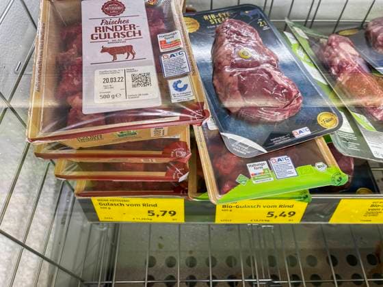 Fleischtheke von Aldi Süd. 21.03.2022: DEU, Deutschland, Baden-Württemberg, Stuttgart. *** Meat counter from Aldi Süd 21 03 2022 DEU, Germany, Baden Württemberg, Stuttgart