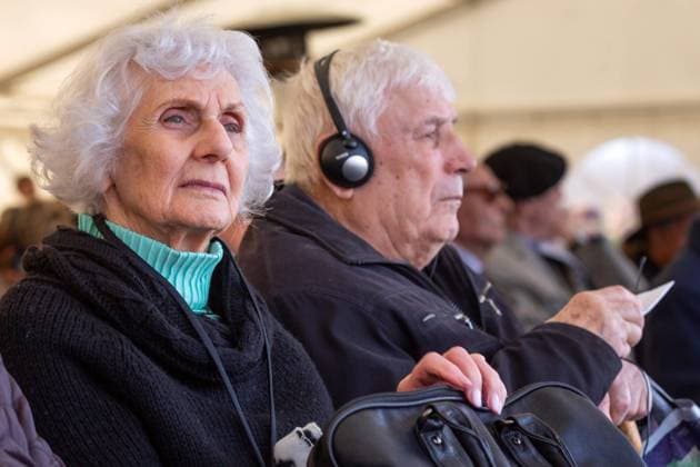70. Jahrestag der Befreiung des KZ Buchenwald Die Holocaust-Überlebenden Boris Romantschenko aus der Ukraine und Eva Fahidi-Pusztai sitzen in der Mahn- und Gedenkstätte Buchenwald zusammen. Mit einer Schweigeminute auf dem ehemaligen Appellplatz gedenken etwa 80 Überlebende um 15.15 Uhr - dem Zeitpunkt der Befreiung - ihrer ermordeten Mithäftlinge. Weimar Thueringen DEUTSCHLAND *** 70th Anniversary of the Liberation of Buchenwald Concentration Camp Holocaust survivors Boris Romantschenko from Ukraine and Eva Fahidi Pusztai sit together at the Buchenwald Memorial With a moment of silence on the former roll call square, about 80 survivors commemorate the moment of liberation of their murdered fellow inmates at 3 15 p.m. Weimar Thuringia