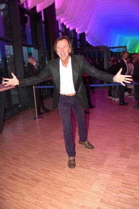 Wolfgang Leikermoser Moderator Muenchen 07.04.2022 Showpalast-Cinema in Concert-Ensemble-Deutschen Filmorchester Babelsberg, Muenchen