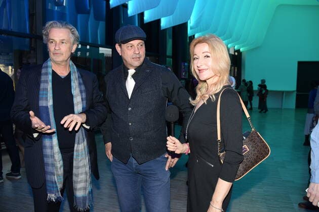 Timothy Peach Schauspieler Michael Guillaume Schauspieler Barbara Osthoff Moderatorin Muenchen 07.04.2022 Showpalast-Cinema in Concert-Ensemble-Deutschen Filmorchester Babelsberg, Muenchen