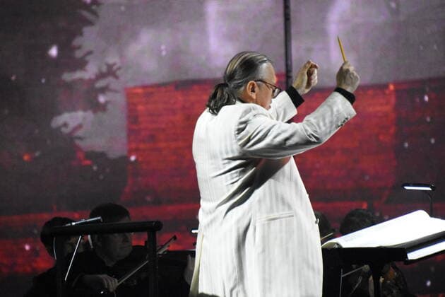 Enrique Ugarte Dirigent Muenchen 07.04.2022 Showpalast-Cinema in Concert-Ensemble-Deutschen Filmorchester Babelsberg, Muenchen