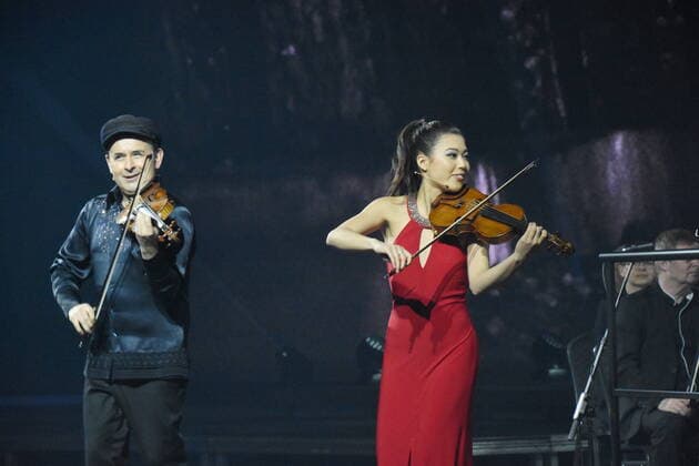 Aleksey Igudesman. Violinen-Artist Claire Wells. Volin Kuenstlerin Muenchen 07.04.2022 Showpalast-Cinema in Concert-Ensemble-Deutschen Filmorchester Babelsberg, Muenchen