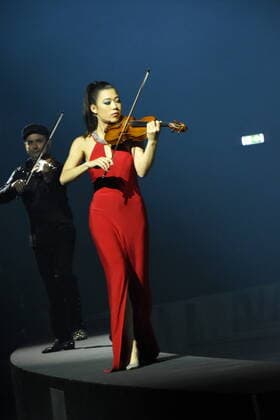 Claire Wells. Volin Kuenstlerin Muenchen 07.04.2022 Showpalast-Cinema in Concert-Ensemble-Deutschen Filmorchester Babelsberg, Muenchen