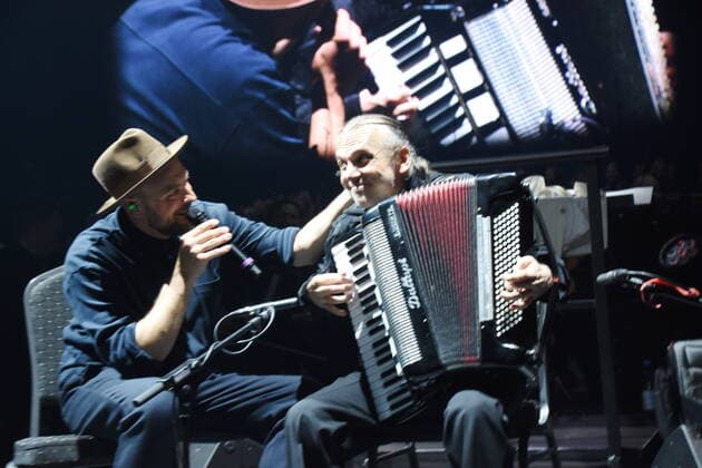 Max Mutzke Saenger Enrique Ugarte Dirigent Muechen 07.04.2022 Showpalast-Cinema in Concert-Ensemble-Deutschen Filmorchester Babelsberg, Muenchen