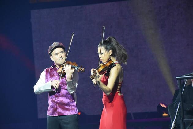 Aleksey Igudesman. -Violinen-Artist Claire Wells Violin Kuenstlerin Muechen 07.04.2022 Showpalast-Cinema in Concert-Ensemble-Deutschen Filmorchester Babelsberg, Muenchen