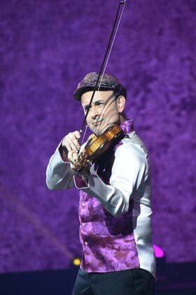 Aleksey Igudesman. -Violinen-Artist Muechen 07.04.2022 Showpalast-Cinema in Concert-Ensemble-Deutschen Filmorchester Babelsberg, Muenchen