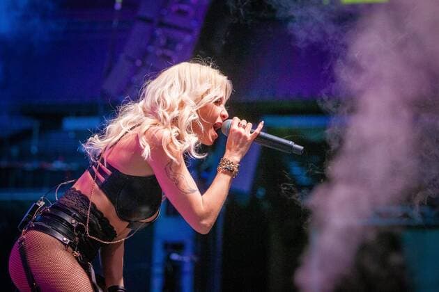 Köln Partysängerin Mia Julia (Mia Julia Brückner) im gewagten Outfit bei Ihrer Tournee Mia Julia 2022 SCHEISS AUF ZUHAUSE 06.04.2022 in Köln Copyright: xGerhardxWingenderx xEibner-Pressefotox EP_GWR