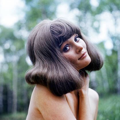 29.08.1970, Berlin, DDR - Frau im Portrait. (20-30 Jahre, 70er Jahre, aussen, Aussenaufnahme, Berlin, Blick in die Kamera, Blickkontakt, bruenett, DDR, deutsch, Deutsche Demokratische Republik, Deutschland, Emotion, Europa, europaeisch, Frau, Freizeit, GDR, Gesellschaft, HF, historisch, Hochformat, Jahreszeit, Kamerablick, Kaukasierin, kaukasisch, laecheln, laechelnd, Mensch, Natur, Ostberlin, Person, pmscartandhistory, Portraet, Portrait, sexy, Siebziger Jahre, Sommer, verfuehrerisch, weiblich, Weiblichkeit, Westeuropa, Wirtschaft, Zeitdokument, Zeitgeschichte) 700829KF624BERLIN.JPG *** 29 08 1970, Berlin, GDR woman in portrait 20 30 years, 70s, outside, exterior shot, Berlin, look into the camera, eye contact, bruenett, GDR, German, Germ