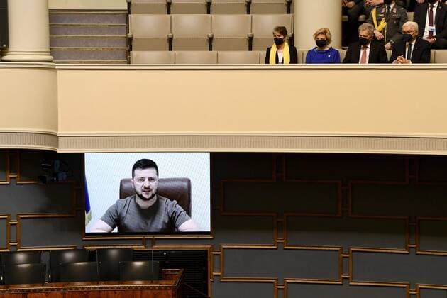 News Themen der Woche KW14 News Bilder des Tages Ukraine-Konflikt, Finnland, Steinmeier Zuschauer bei Selenskyj Rede im Parlament in Helsinki Finnish MP s listen to Ukrainian President Volodymyr Zelensky during his virtual address to the Finnish Parliament in Helsinki, Finland, on April 8, 2022. German President Frank-Walter Steinmeier, Finnish President Sauli Niinistö and Ukrainian ambassador Olga Dibrova took also part in the event. Helsinki Finland  Copyright: xEmmixKorhonenx LKFTJK20220408130619ESFL
