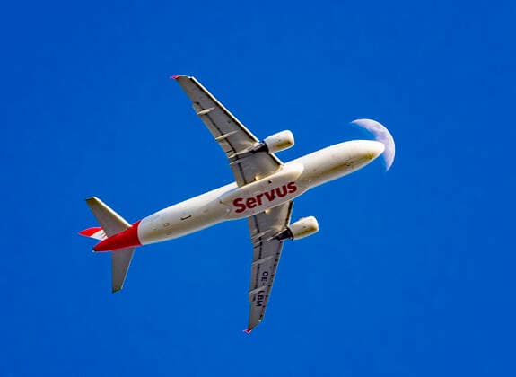 Bilder des Jahres 2022, Entertainment 04 April Entertainment Themen der Woche KW14 Flugzeug vor Mond Ein Flugzeug Airbus A320-214 der österreichischen Fluggesellschaft Austrian Airlines beim Landeanflug auf den Frankfurter Flughafen vor dem Mond Offenbach am Main Hessen Deutschland *** Airplane in front of moon An airplane Airbus A320 214 of Austrian Airlines landing at Frankfurt Airport in front of moon Offenbach am Main Hesse Germany