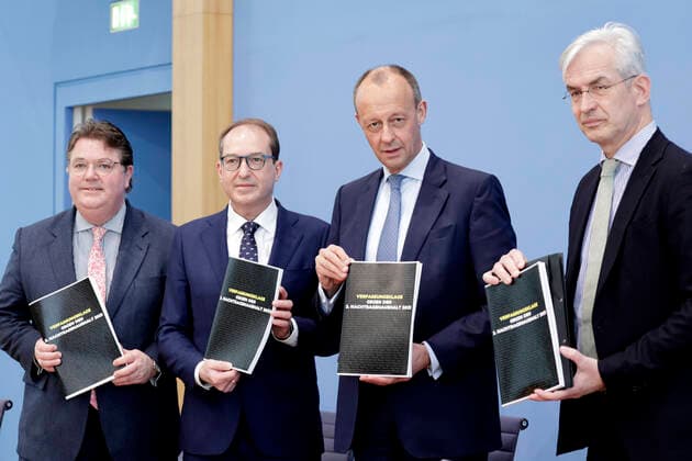 Ansgar Heveling, Justiziar CDU CSU, Alexander Dobrindt, Vorsitzender der CSU im Bundestag, Friedrich Merz, Vorsitzender der CDU CSU-Bundestagsfraktion, Mathias Middelberg, stv. Vorsitzender der CDU CSU-Bundestagsfraktion, Pressekonferenz zu - Klage gegen das zweite Nachtragshaushaltsgesetz 2021, in der Bundespressekonferenz, DEU, Berlin, 08.04.2022 *** Ansgar Heveling, Legal Advisor CDU CSU, Alexander Dobrindt, Chairman of the CSU in the Bundestag, Friedrich Merz, Chairman of the CDU CSU Parliamentary Group, Mathias Middelberg, Deputy Chairman of the CDU CSU Parliamentary Group, Press conference on complaint against the second supplementary budget law 2021, at the Federal Press Conference, DEU, Berlin, 08 04 2022