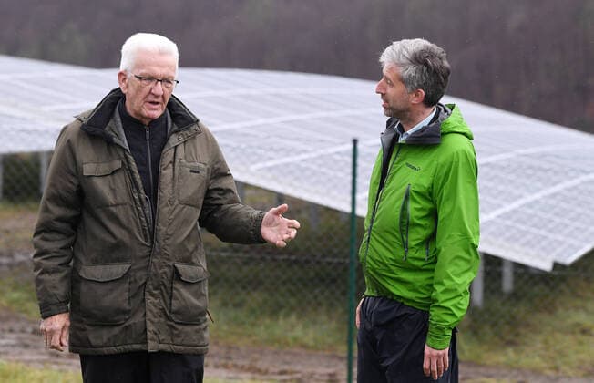 News Themen der Woche KW14 Tuebingen 07.04.2022 Der Oberbuergermeister Boris Palmer (re, Die Gruenen) und Ministerpraesident Winfried Kretschmann (li, Die Gruenen) bei einem Besichtigungstermin der Photovoltaikanlage, Lustnauer Ohren, in Tuebingen an der B 28. *** Tuebingen 07 04 2022 Mayor Boris Palmer r, The Greens and State Premier Winfried Kretschmann li, The Greens at an inspection of the photovoltaic plant, Lustnauer Ohren, in Tuebingen on the B 28 ULMER