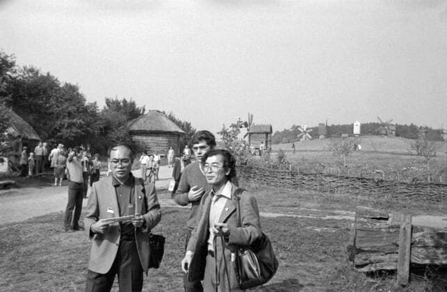 9th international Slavicists congress 8145809 06.09.1983 Ukrainian SSR. The 9th international Slavicists congress hosted by Ukraina palace of culture, Kiev, September 6-14, 1983. A Japanese delegation visits the Pirogovo Museum - a museum of traditional architecture and lifelstyle of Ukriane (currently the National Museum of folk architecture and lifestyle of Ukraine). Vasiliy Litosh Kiev Ukraine  Copyright: xVasiliyxLitoshx