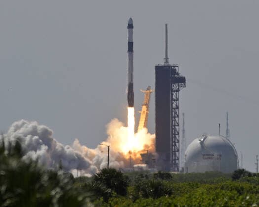 Bilder des Jahres 2022, News 04 April News Themen der Woche KW14 News Bilder des Tages A SpaceX Falcon 9 rocket launches the first commercial crew of four for Axiom Space to the International Space Station from Complex 39A at the Kennedy Space Center, Florida on Friday, April 8, 2022.  KSP202204080058 JOExMARINO