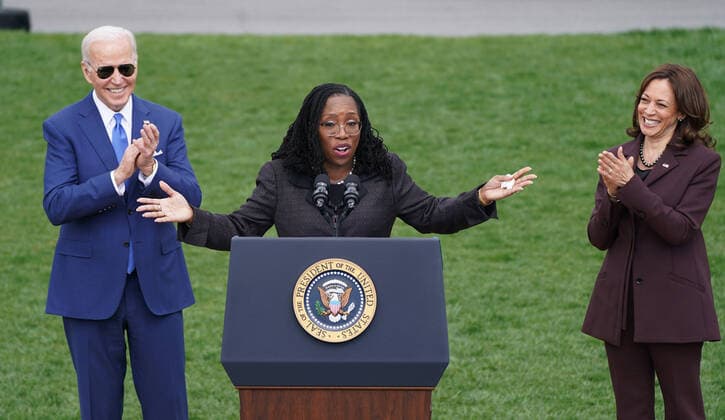 Bilder des Jahres 2022, News 04 April News Themen der Woche KW14 News Bilder des Tages U.S. President Joe Biden and Vice President Kamala Harris applaud as as confirmed Associate Supreme Court Justice Ketanji Brown Jackson speaks to celebrate her confirmation on the South Lawn of the White House in Washington, DC, on Friday, April 8, 2022. Jackson will join the court in a few months.  WASP20220408120 LEIGHxVOGEL
