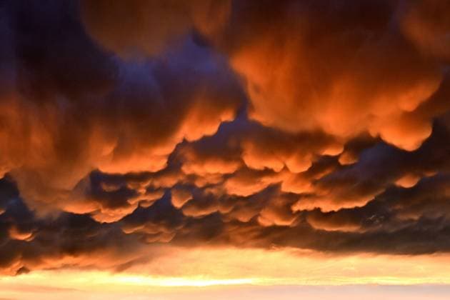 IMAGO Creative: Jahreszeit Frühling, Frühlingsanfang am 20. März Entertainment Themen der Woche KW14 News Bilder des Tages Abendliches Farbwunder. Typisches Aprilwetter. Nach einem Regenschauer strahlt die untergehende Sonne das kommende schlechte Wetter im bayerischen Alpenvorland an. Eisenärzt Bayern Deutschland *** Evening Color Miracle Typical April Weather After a rain shower, the setting sun beams the coming bad weather in the Bavarian Alpine foothills Eisenärzt Bavaria Germany Copyright: xRolfxPossx