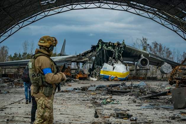 Ukraine-Krieg, Jahrestag der Invasion, Chronologie der Ereignisse, Archivbilder News Bilder des Tages April 8, 2022, Gostomel, Kiev, Ukraine: An ukrainian soldier looks the destroyed cargo plane Antonov An-225 Mriya in the Gostomel airport near Kiev. The biggest cargo plane in the world was shelled by russian forces during its occupation of the airport. Gostomel Ukraine - ZUMAa131 20220408_zap_a131_011 Copyright: xCelestinoxArcexLavinx