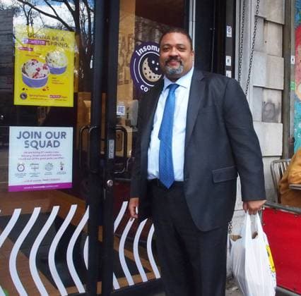 April 8, 2022, New York, New York, USA: New York County District Attorney Alvin Bragg I spotted grabbing lunch and cookies from Insomnia Cookies on The Upper West Side in Manhattan on 08 April 2022 New York USA - ZUMAr334 20220408_znp_r334_002 Copyright: xDebraxL.xRothenbergx