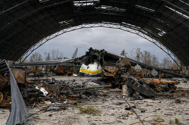 News Themen der Woche KW14 News Bilder des Tages April 8, 2022, Gostomel, Kyiv, Ukraine: Remains of the wreckage of the An-225 also known in Ukraine as Mriya, or Dream is seen in the hangar after Russian troops deserted the airfield outside Kyiv. Gostomel Ukraine - ZUMAf172 20220408_zip_f172_015 Copyright: xValeriaxFerrarox