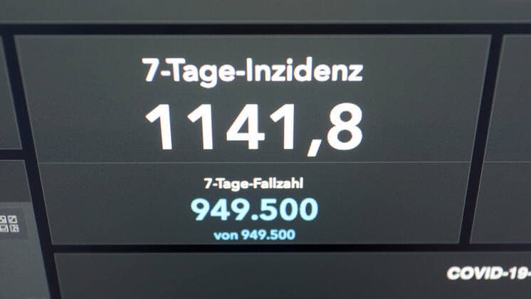 Dashboard des RKI, die 7-Tage-Inzidenz liegt nun bei 1141,8 7-Tage-Inzidenz, Dashboard des RKI auf einem Monitor am 09.04.2022 in Siegen Deutschland.