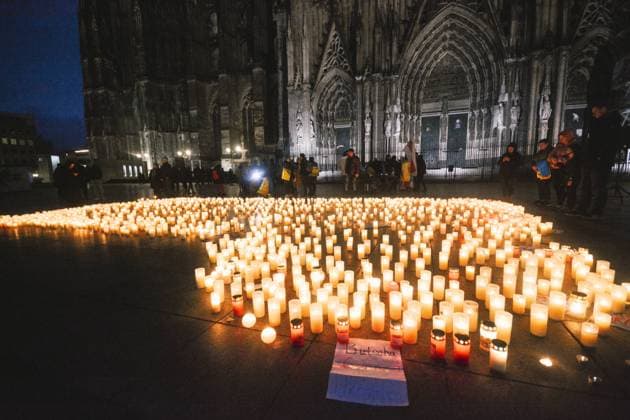 Ukraine-Krieg, Jahrestag der Invasion, Chronologie der Ereignisse, Archivbilder Bilder des Jahres 2022, News 04 April News Themen der Woche KW14 Commemorate The Victims Of Alleged Bucha Massacre In Cologne 1500 candles are seen during the commemoration of the victims of war in Ukraine in front of Dom Cathedral in Cologne, Germany on April 8, 2022 Cologne Germany  Copyright: xYingxTangx originalFilename: tang-notitle220408_npkF9.jpg