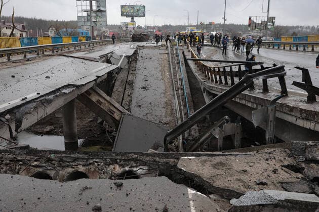 News Themen der Woche KW14 KYIV REGION, UKRAINE - APRIL 08, 2022 - A view of the destroyed bridge across the Irpen river on the Warsaw highway, Kyiv Region, north-central Ukraine Bridge over Irpin river on Warsaw highway  Copyright: xHennadiixMinchenkox