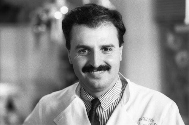 Johann Lafer (Koch) 05 87 dar Johann Lafer im Mai 1987 Österreich Österreicher österreichischer Fernsehkoch TV Fernsehen Autor austrian cook quer Portrait lächelnd Kochjacke Le Val d?Or Restaurant sw *** Johann Lafer cook 05 87 dar Johann Lafer in may 1987 austria austrian television cook TV television author austrian cook cross portrait smiling cook jacket Le Val d Or restaurant sw