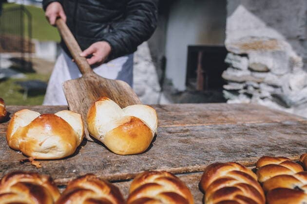 IMAGO Creative: Ostern Kaprun THEMENBILD, jeden Freitag von April bis Oktober wird im alten Holzbackofen neben dem Kaprun Museum frisches Brot gebacken. Im Milchbrotzöpfe, aufgenommen am 08. April 2022, Kaprun, Österreich Every Friday from April to October, fresh bread is baked in the old wood-burning oven next to the Kaprun Museum, on 2022 04 08, Kaprun, Austria. Expa *** Kaprun THEME PICTURE, every Friday from April to October, fresh bread is baked in the old wood burning oven next to the Kaprun Museum In the milk bread plaits, taken on 08 April 2022, Kaprun, Austria Every Friday from April to October, fresh bread is baked in the old wood burning oven next to the Kaprun Museum, on 2022 04 08, Kaprun, Austria Expa  EP_obh