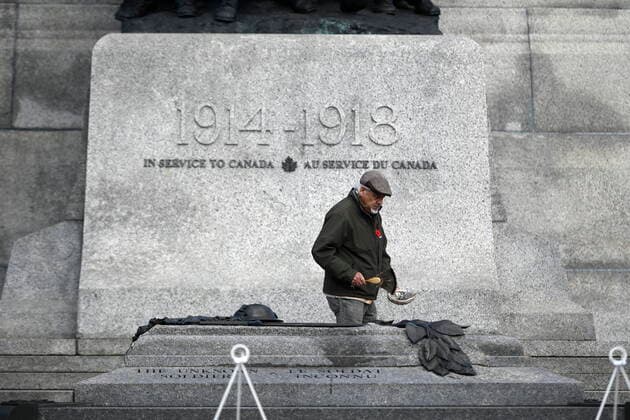 April 9, 2022, Ottawa, ON, CAN: Elder Albert Dumont leads a smudging of the National War Memorial at a ceremony commemorating the 105th anniversary of the Battle of Vimy Ridge, in Ottawa, on Saturday, April 9, 2022. Ottawa CAN  - ZUMAc35_ 20220409_zaf_c35_006 Copyright: xJustinxTangx