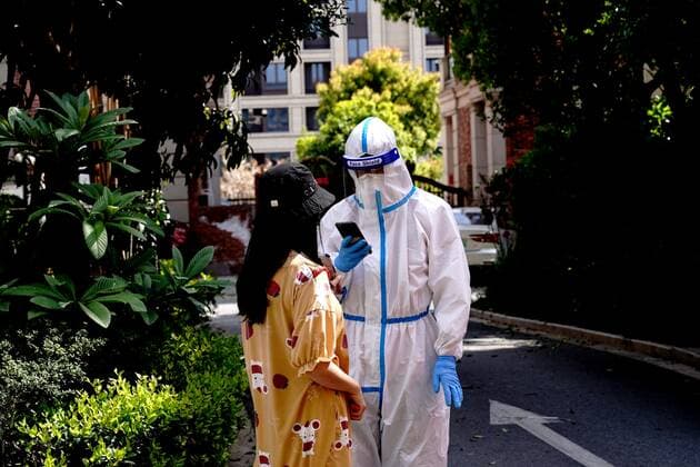 (220409) -- SHANGHAI, April 9, 2022 -- A medical worker scans information of a resident for nucleic acid test at a community in Shanghai, east China, April 9, 2022. ) CHINA-SHANGHAI-COVID-19-SCREENING (CN) ZhangxJiansong 