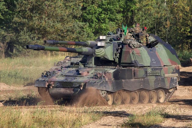 Zwei Panzerhaubitzen 2000 (PzH 2000) der Artillerie auf dem Truppenübungsplatz Munster. Informations- und Lehrübung Landoperationen der Bundeswehr auf dem Truppenübungsplatz Munster. Munster Niedersachsen Deutschland *** Two artillery self-propelled howitzers 2000 PzH 2000 at the Munster training area Information and training exercise Land operations of the Bundeswehr at the Munster training area Munster Lower Saxony Germany