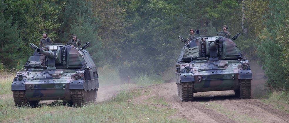 Zwei Panzerhaubitzen 2000. Das Artilleriesystem Panzerhaubitze 2000 (PzH 2000) bei einer Übung auf dem Truppenübungsplatz Munster. Informations- und Lehrübung Landoperationen der Bundeswehr auf dem Truppenübungsplatz Bergen. Munster Niedersachsen Deutschland *** Two self-propelled howitzers 2000 The artillery system self-propelled howitzer 2000 PzH 2000 during an exercise at the military training area Munster Information and training exercise Land operations of the German Armed Forces at the military training area Bergen Munster Lower Saxony Germany