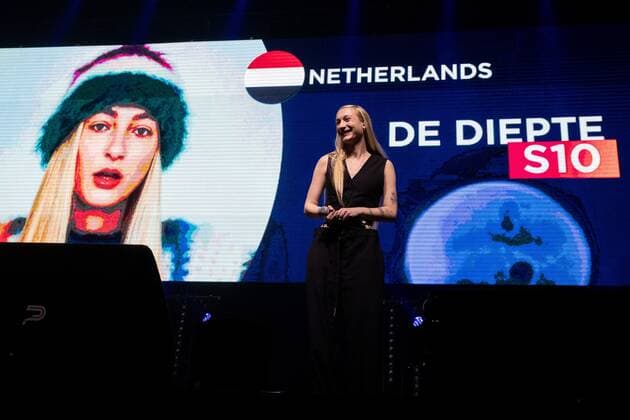 2022-04-09 22:27:47 AMSTERDAM - S10 (Stien den Hollander) during Eurovision in Concert in AFAS Live. The singer represents the Netherlands in the Eurovision Song Contest with the song De Diepte. ANP PAUL BERGEN netherlands out - belgium out