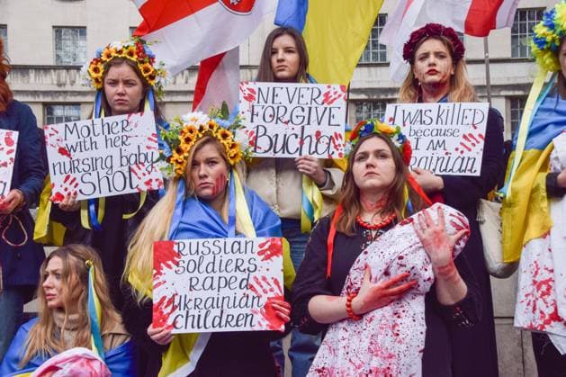 News Bilder des Tages April 9, 2022, London, England, United Kingdom: Demonstrators staged a massive die-in and held babies and signs covered in fake blood in protest against the massacre in the town of Bucha and atrocities reportedly committed by Russian forces in Ukraine. London United Kingdom - ZUMAv130 20220409_zip_v130_025 Copyright: xVukxValcicx