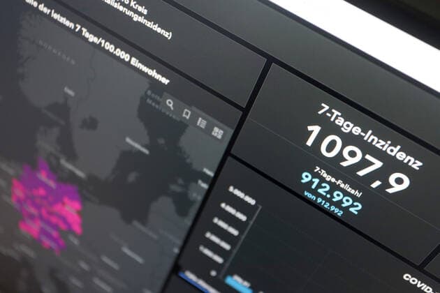 Dashboard des RKI, die 7-Tage-Inzidenz liegt nun bei 1097,9 7-Tage-Inzidenz, Dashboard des RKI auf einem Monitor am 10.04.2022 in Siegen Deutschland.