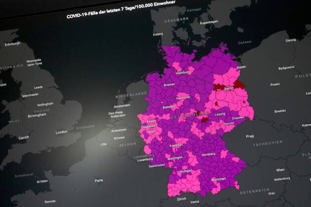 Dashboard des RKI, die 7-Tage-Inzidenz liegt nun bei 1097,9 7-Tage-Inzidenz, Dashboard des RKI auf einem Monitor am 10.04.2022 in Siegen Deutschland.