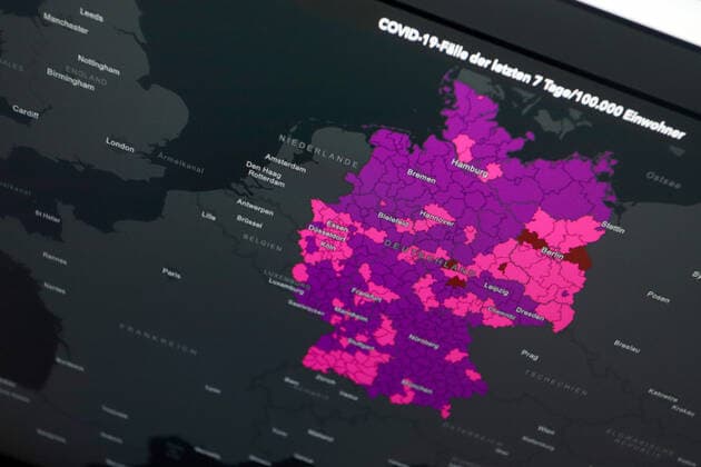 Dashboard des RKI, die 7-Tage-Inzidenz liegt nun bei 1097,9 7-Tage-Inzidenz, Dashboard des RKI auf einem Monitor am 10.04.2022 in Siegen Deutschland.