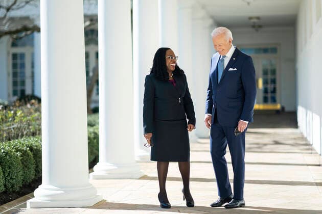 February 25, 2022 - Washington, D.C., USA - President Joe Biden walks with Judge Ketanji Brown Jackson along the West Colonnade of the , Friday, February 25, 2022, prior to announcing her nomination to the U.S. Supreme Court. ( Adam Schultz) Washington USA - ZUMAz03_ 20220225_ssw_z03_250 Copyright: xWhitexHousex