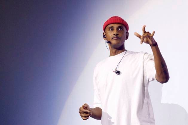 Comedian Tedros Teddy Teclebrhan bei seiner Show in der Lanxess-Arena. Köln, 09.04.2022 NRW Deutschland *** Comedian Tedros Teddy Teclebrhan during his show at Lanxess Arena Cologne, 09 04 2022 NRW Germany Copyright: xChristophxHardtx