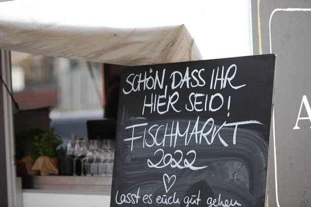 Entertainment Themen der Woche KW14 News Bilder des Tages Auftakt in die Fischmarkt-Saison in Düsseldorf Am 10.04.2022 fällt der Startschuss zur Fischmarkt-Saison in Düsseldorf. Nicht nur Fisch-Spezialitäten können hier unter freiem Himmel am Tonhallen-Ufer verköstigt werden, sondern auch handgefertigte Produkte und Blumen von niederländischen Floristen gibt es hier zu bestaunen. Das Event wiederholt sich monatlich von April bis November und wird durch den Veranstalter RheinLust organisiert. * On April 10, 2022 the fish market season reopened in Duesseldorf. Not only fish specialties can be tasted here under the open sky on the Tonhallen shore, but also handmade products and flowers from Dutch florists can be admired here. The event is repeated monthly from April to November and is organize Copyright: xPieroxNigroxxxaal.photox
