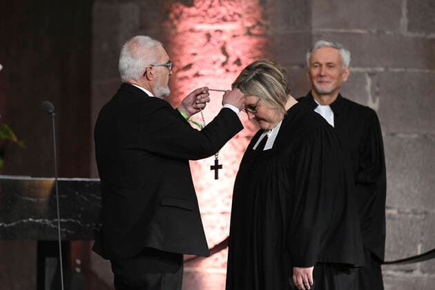 Bilder des Jahres 2022, News 04 April News Themen der Woche KW14 News Bilder des Tages Die erste Bischoefin der Evangelischen Landeskirche in Baden, Heike Springhart (Foto), ist am Sonntag (10.04.2022) mit einem Festgottesdienst offiziell in ihr Amt eingefuehrt worden. In dem Gottesdienst wurde auch ihr Vorgaenger, Jochen Cornelius-Bundschuh (Foto re.) in den Ruhestand verabschiedet. Die feierliche Uebergabe des Amtskreuzes durch Synodalpraesident Axel Wermke (Foto li.) fand im Beisein von mehr als 500 Gaesten in der Stadtkirche Karlsruhe statt und wurde auch im SWR-Fernsehen live uebertragen. (Siehe epd-Meldung vom 10.04.2022) Erste badische Bischoefin mit Festgottesdienst ins Amt eingefuehrt *** The first bishop of the Protestant Church in Baden, Heike Springhart photo , was officially inaugurated into her office on Sunday Copyright: epd-bild UlixDeck EDITORIAL USE ONLY