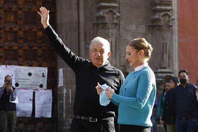 Mexico™s President Lopez Obrador Casts His Vote For Consultation For Revocation Of Mandate MEXICO CITY, MEXICO - APRIL 10, 2022: Mexican President AndrÃ s Manuel Lopez Obrador accompanied by his wife, Beatriz GutiÃ rrez Müller, went to the voting booth located at the Art Museum of the Ministry of Finance in Mexico City to cast his vote in the recall vote, the first democratic exercise of its kind in the country. On April 10, 2022 in Mexico City, Mexico. (Photo by Luis Barron Eyepix Group Copyright: xLuisxBarronx xEyepixxGroupx EYEPIX_LB_10042022_60646