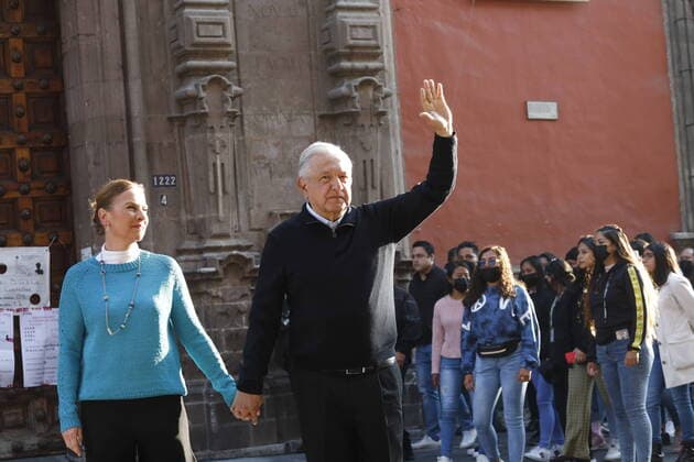 News Bilder des Tages Mexico™s President Lopez Obrador Casts His Vote For Consultation For Revocation Of Mandate MEXICO CITY, MEXICO - APRIL 10, 2022: Mexican President AndrÃ s Manuel Lopez Obrador accompanied by his wife, Beatriz GutiÃ rrez Müller, went to the voting booth located at the Art Museum of the Ministry of Finance in Mexico City to cast his vote in the recall vote, the first democratic exercise of its kind in the country. On April 10, 2022 in Mexico City, Mexico. (Photo by Luis Barron Eyepix Group Copyright: xLuisxBarronx xEyepixxGroupx EYEPIX_LB_10042022_60642