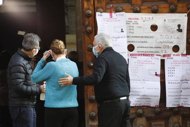Mexico™s President Lopez Obrador Casts His Vote For Consultation For Revocation Of Mandate MEXICO CITY, MEXICO - APRIL 10, 2022: Mexican President AndrÃ s Manuel Lopez Obrador accompanied by his wife, Beatriz GutiÃ rrez Müller, went to the voting booth located at the Art Museum of the Ministry of Finance in Mexico City to cast his vote in the recall vote, the first democratic exercise of its kind in the country. On April 10, 2022 in Mexico City, Mexico. (Photo by Luis Barron Eyepix Group Copyright: xLuisxBarronx xEyepixxGroupx EYEPIX_LB_10042022_60643