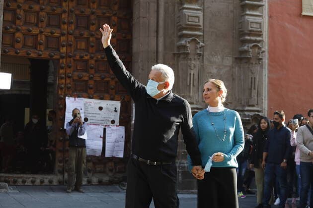 Mexico™s President Lopez Obrador Casts His Vote For Consultation For Revocation Of Mandate MEXICO CITY, MEXICO - APRIL 10, 2022: Mexican President AndrÃ s Manuel Lopez Obrador accompanied by his wife, Beatriz GutiÃ rrez Müller, went to the voting booth located at the Art Museum of the Ministry of Finance in Mexico City to cast his vote in the recall vote, the first democratic exercise of its kind in the country. On April 10, 2022 in Mexico City, Mexico. (Photo by Luis Barron Eyepix Group Copyright: xLuisxBarronx xEyepixxGroupx EYEPIX_LB_10042022_60645