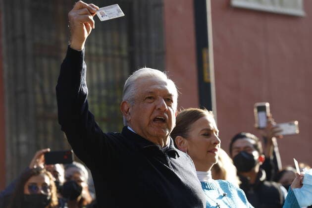 Mexico™s President Lopez Obrador Casts His Vote For Consultation For Revocation Of Mandate MEXICO CITY, MEXICO - APRIL 10, 2022: Mexican President AndrÃ s Manuel Lopez Obrador accompanied by his wife, Beatriz GutiÃ rrez Müller, went to the voting booth located at the Art Museum of the Ministry of Finance in Mexico City to cast his vote in the recall vote, the first democratic exercise of its kind in the country. On April 10, 2022 in Mexico City, Mexico. (Photo by Luis Barron Eyepix Group Copyright: xLuisxBarronx xEyepixxGroupx EYEPIX_LB_10042022_60647
